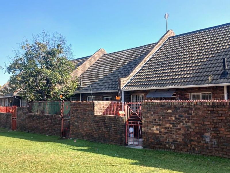 In a safe complex with own private garden!!! - Photo 1