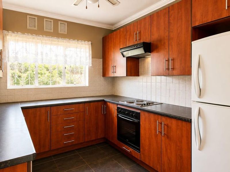 3 BEDROOM HOUSE IN FLAMWOOD - Photo 4