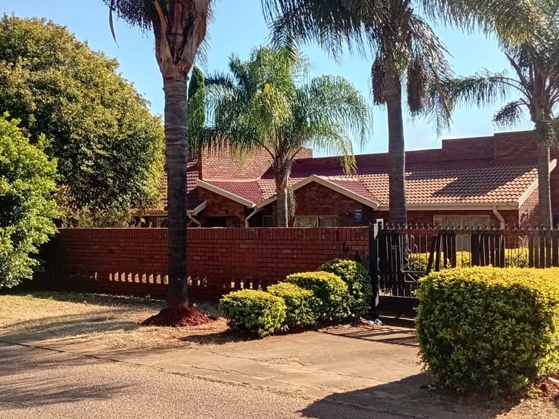Massive property for sale at Chanthelle - Photo 1
