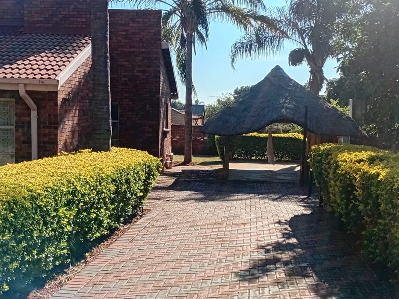 Massive property for sale at Chanthelle - Photo 4