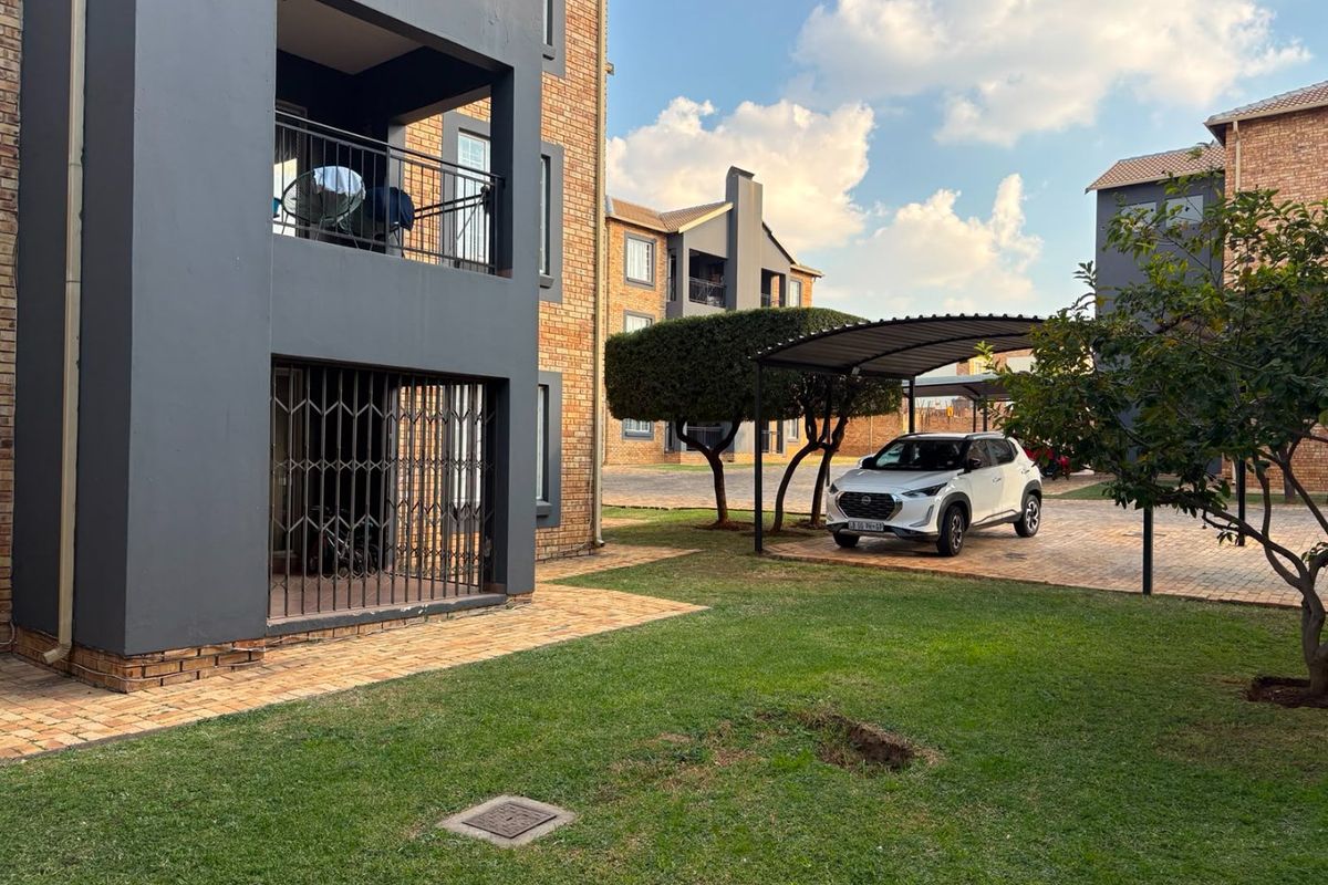 Newly Renovated 2 Bedroom Apartment with Balcony in Wilgeheuwel - Photo 3