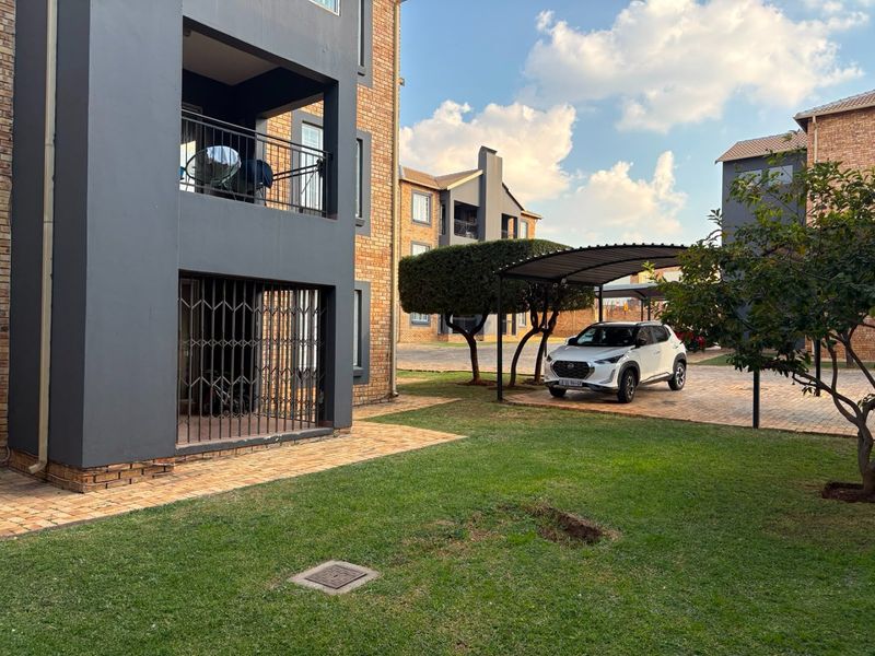 Newly Renovated 2 Bedroom Apartment with Balcony in Wilgeheuwel - Photo 3