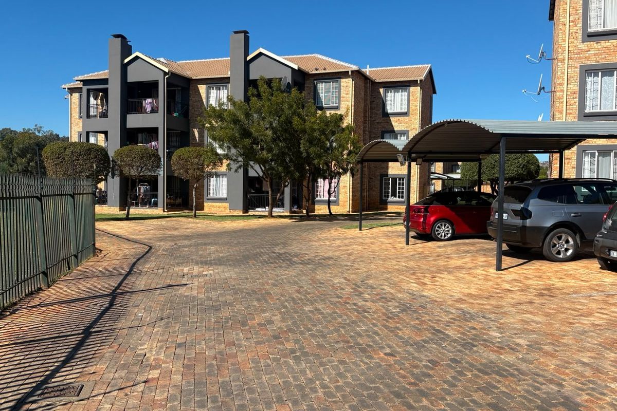Newly Renovated 2 Bedroom Apartment with Balcony in Wilgeheuwel - Photo 2