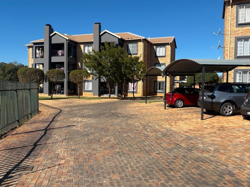 Newly Renovated 2 Bedroom Apartment with Balcony in Wilgeheuwel - Photo 2