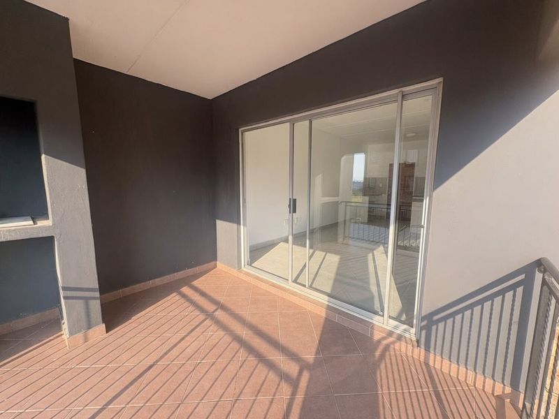 Newly Renovated 2 Bedroom Apartment with Balcony in Wilgeheuwel - Photo 7