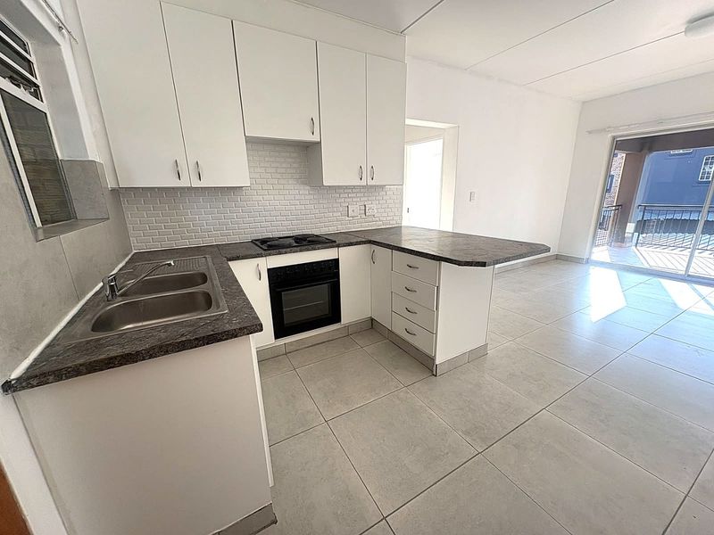 Newly Renovated 2 Bedroom Apartment with Balcony in Wilgeheuwel - Photo 5