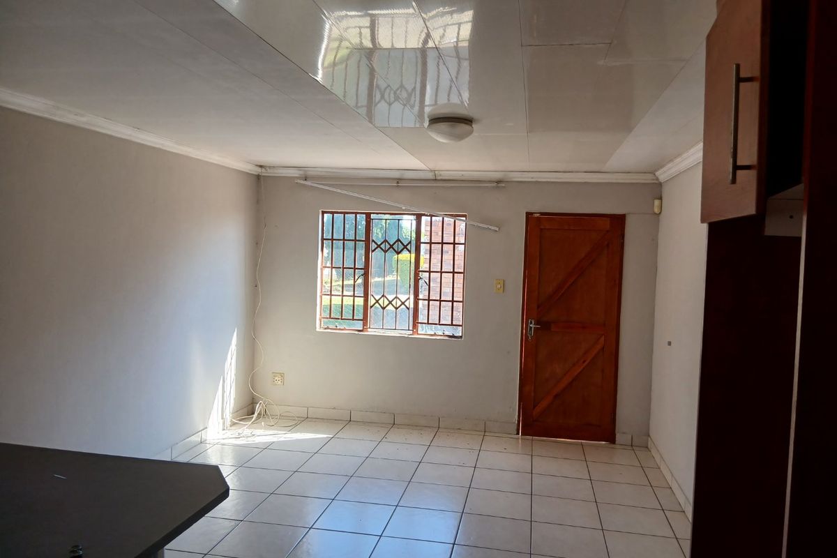 Secure 3 bedroom Family Home with En-suite to rent in Seraleng  - Photo 5