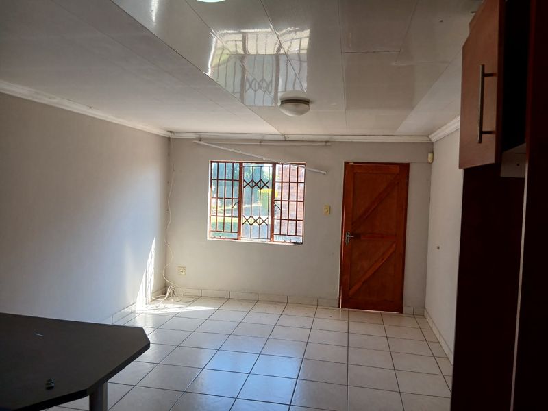 Secure 3 bedroom Family Home with En-suite to rent in Seraleng  - Photo 5