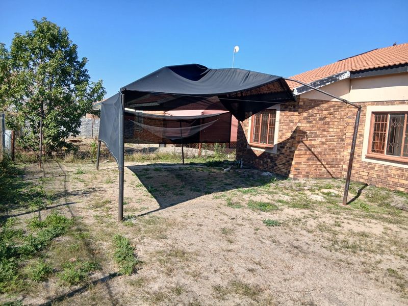 Secure 3 bedroom Family Home with En-suite to rent in Seraleng  - Photo 10