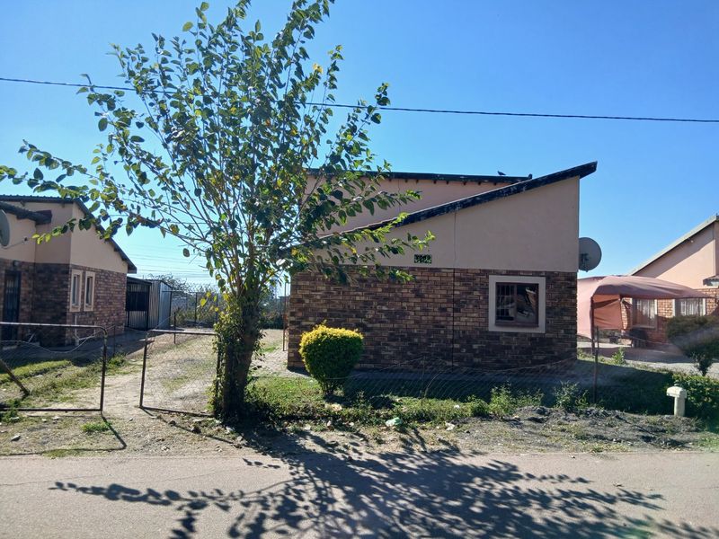 Secure 3 bedroom Family Home with En-suite to rent in Seraleng  - Photo 9