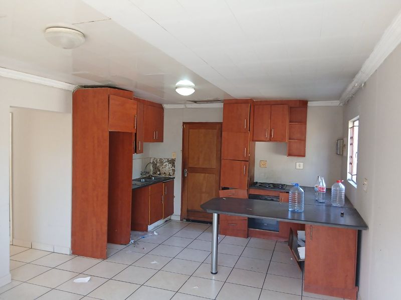 Secure 3 bedroom Family Home with En-suite to rent in Seraleng  - Photo 7