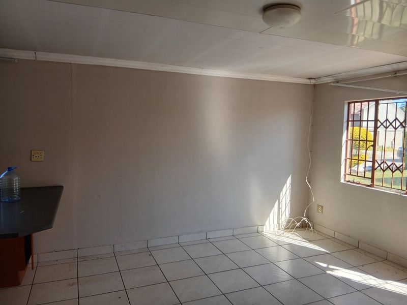 Secure 3 bedroom Family Home with En-suite to rent in Seraleng  - Photo 8