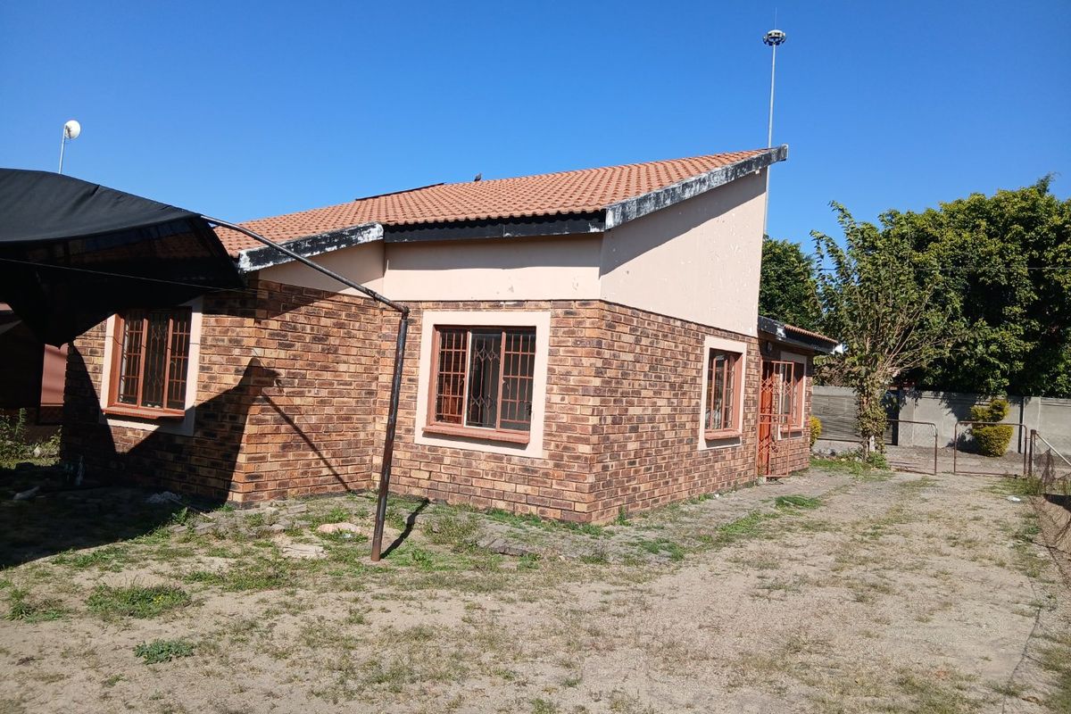 Secure 3 bedroom Family Home with En-suite to rent in Seraleng  - Photo 3