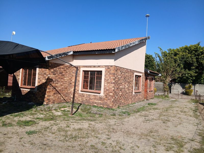 Secure 3 bedroom Family Home with En-suite to rent in Seraleng  - Photo 3