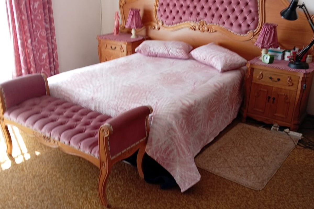 A bedroom featuring carpeted flooring and a traditional layout.