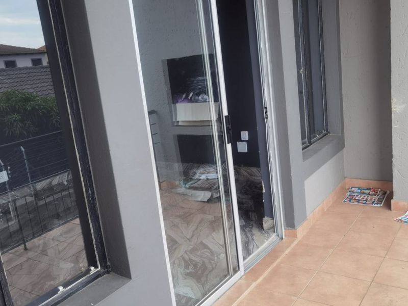 2 Bedroom 2 Bathroom apartment for sale - Photo 3