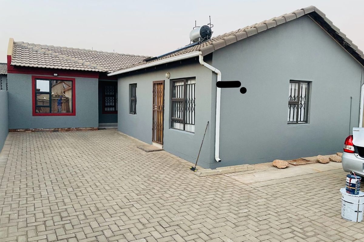 Spacious 2-Bedroom Home with Bachelor Rooms - Photo 5