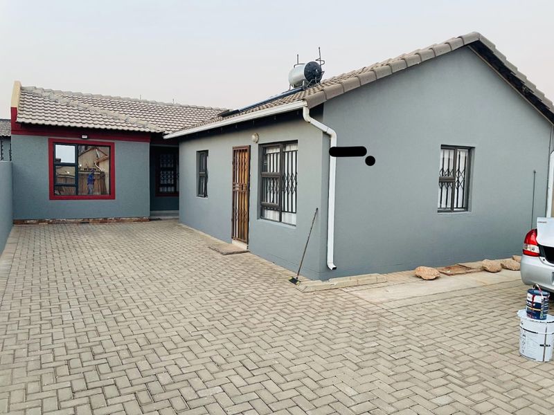 Spacious 2-Bedroom Home with Bachelor Rooms - Photo 5
