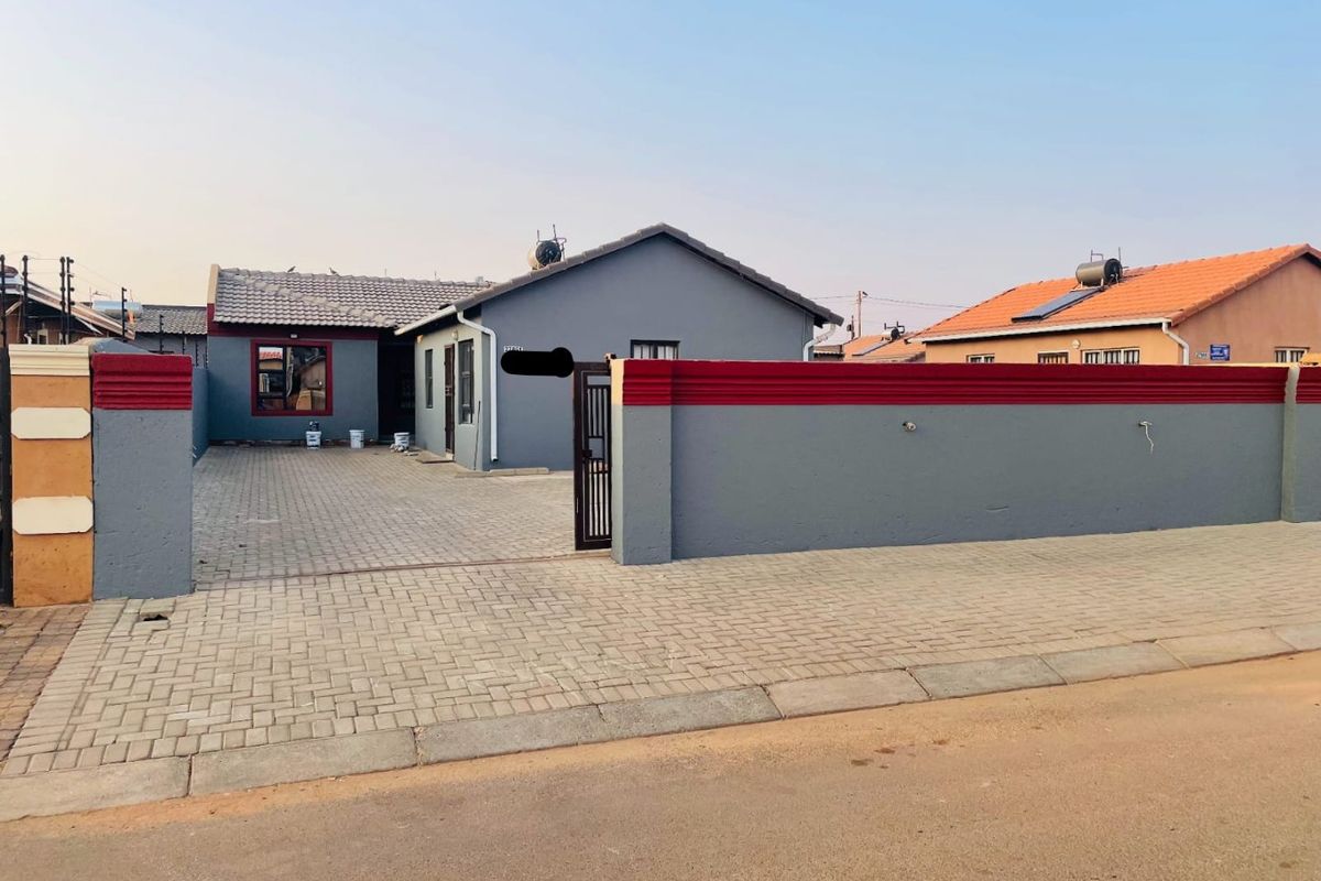 Spacious 2-Bedroom Home with Bachelor Rooms - Photo 2
