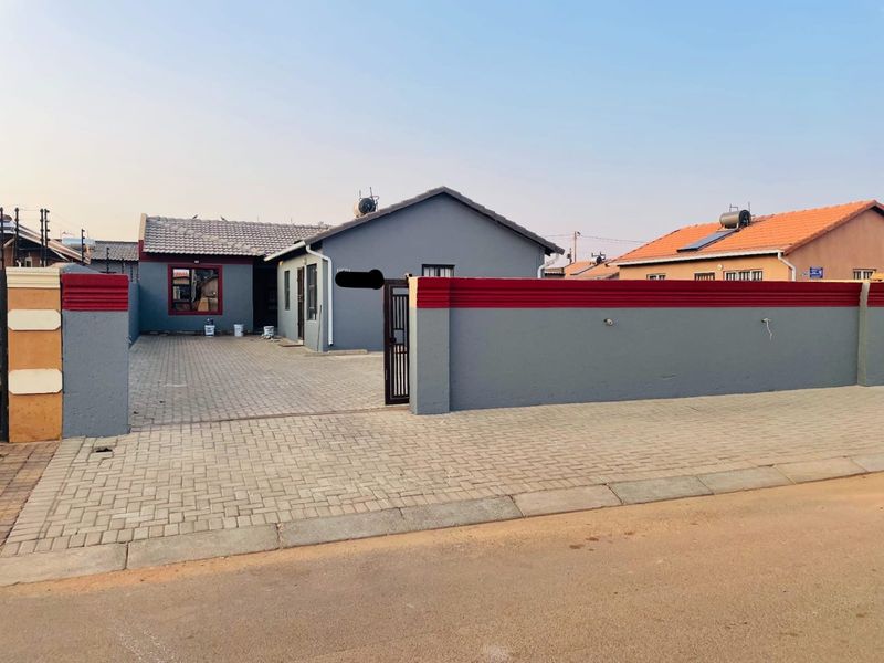 Spacious 2-Bedroom Home with Bachelor Rooms - Photo 2