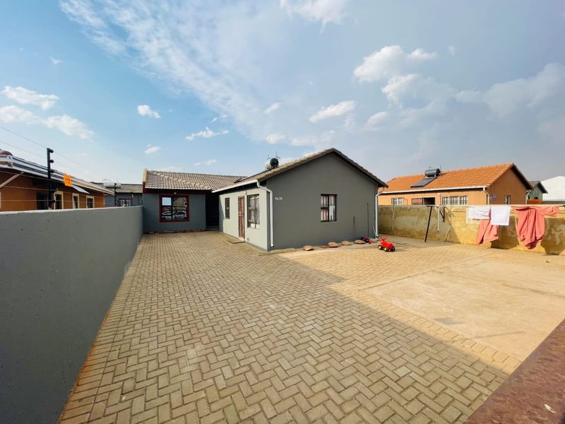Spacious 2-Bedroom Home with Bachelor Rooms - Photo 10