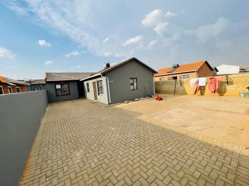 Spacious 2-Bedroom Home with Bachelor Rooms - Photo 7