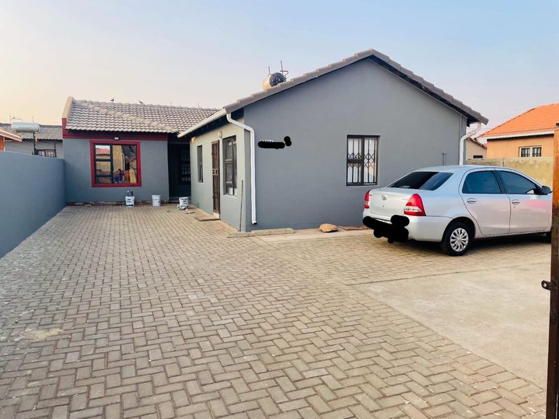 Spacious 2-Bedroom Home with Bachelor Rooms - Photo 6