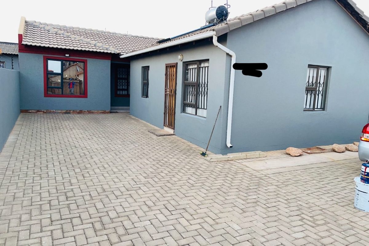 Spacious 2-Bedroom Home with Bachelor Rooms - Photo 3