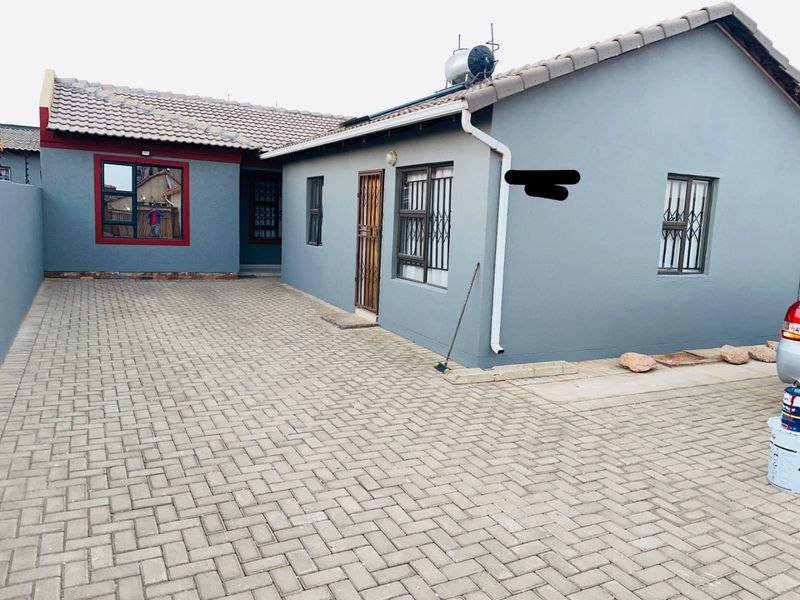 Spacious 2-Bedroom Home with Bachelor Rooms - Photo 3