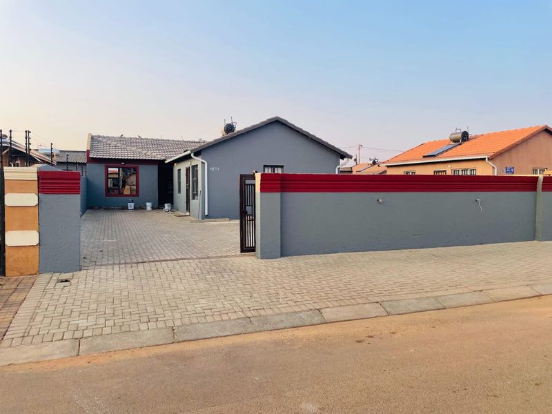 Spacious 2-Bedroom Home with Bachelor Rooms - Photo 1