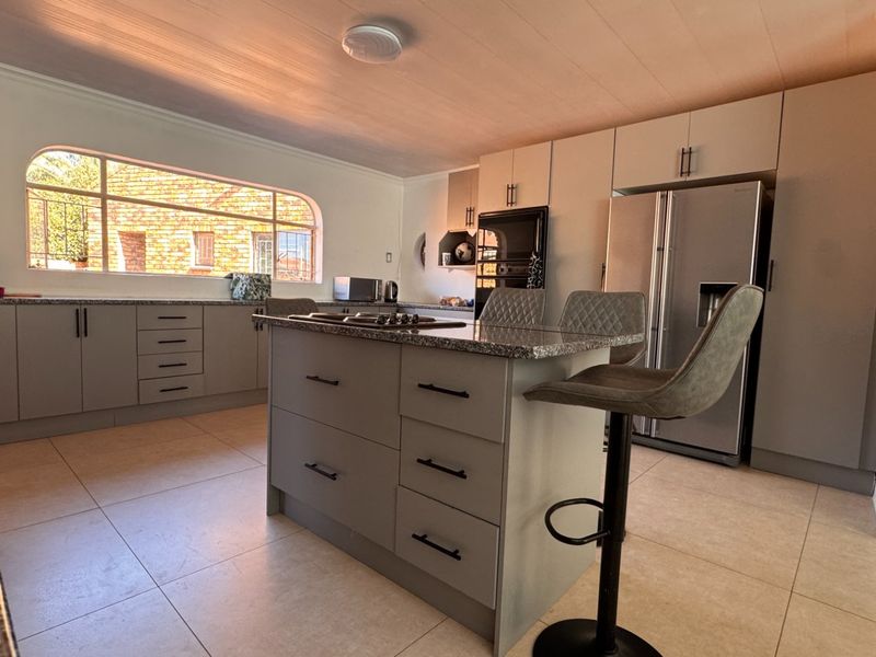 Stylish low maintenance home in Arcon Park - Photo 4