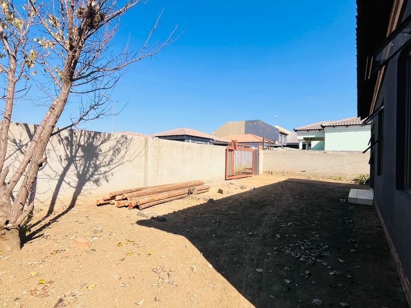 Newly beautiful family home  - Photo 6