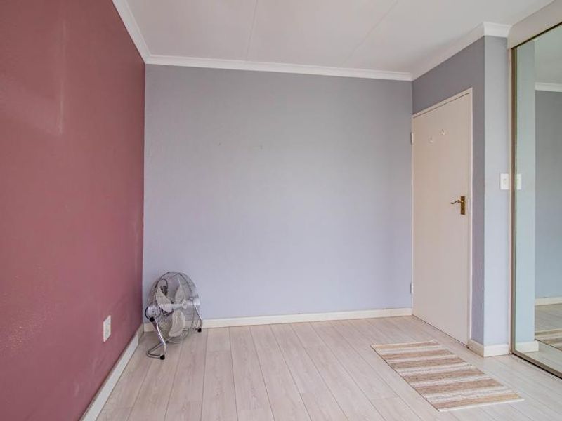 Comfortable Bedford Gardens Townhouse for Sale - Photo 4