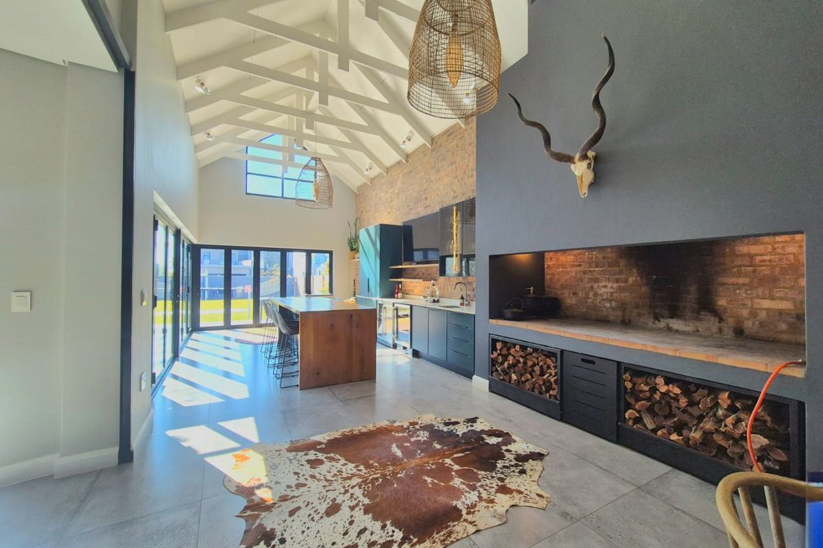The Home Everyone Wants to Gather In | 5 Bedrooms, Gym, Heated Pool & Exceptional Entertainment Spaces - Photo 4