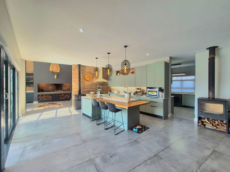 The Home Everyone Wants to Gather In | 5 Bedrooms, Gym, Heated Pool & Exceptional Entertainment Spaces - Photo 10