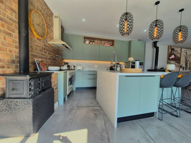 The Home Everyone Wants to Gather In | 5 Bedrooms, Gym, Heated Pool & Exceptional Entertainment Spaces - Photo 5