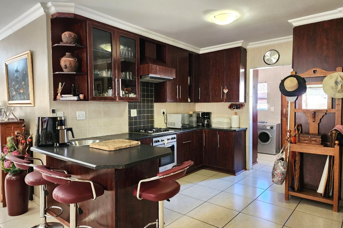 3 BEDROOM TOWNHOUSE IN WILKOPPIES - Photo 5