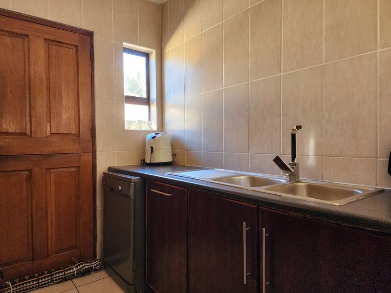 3 BEDROOM TOWNHOUSE IN WILKOPPIES - Photo 6
