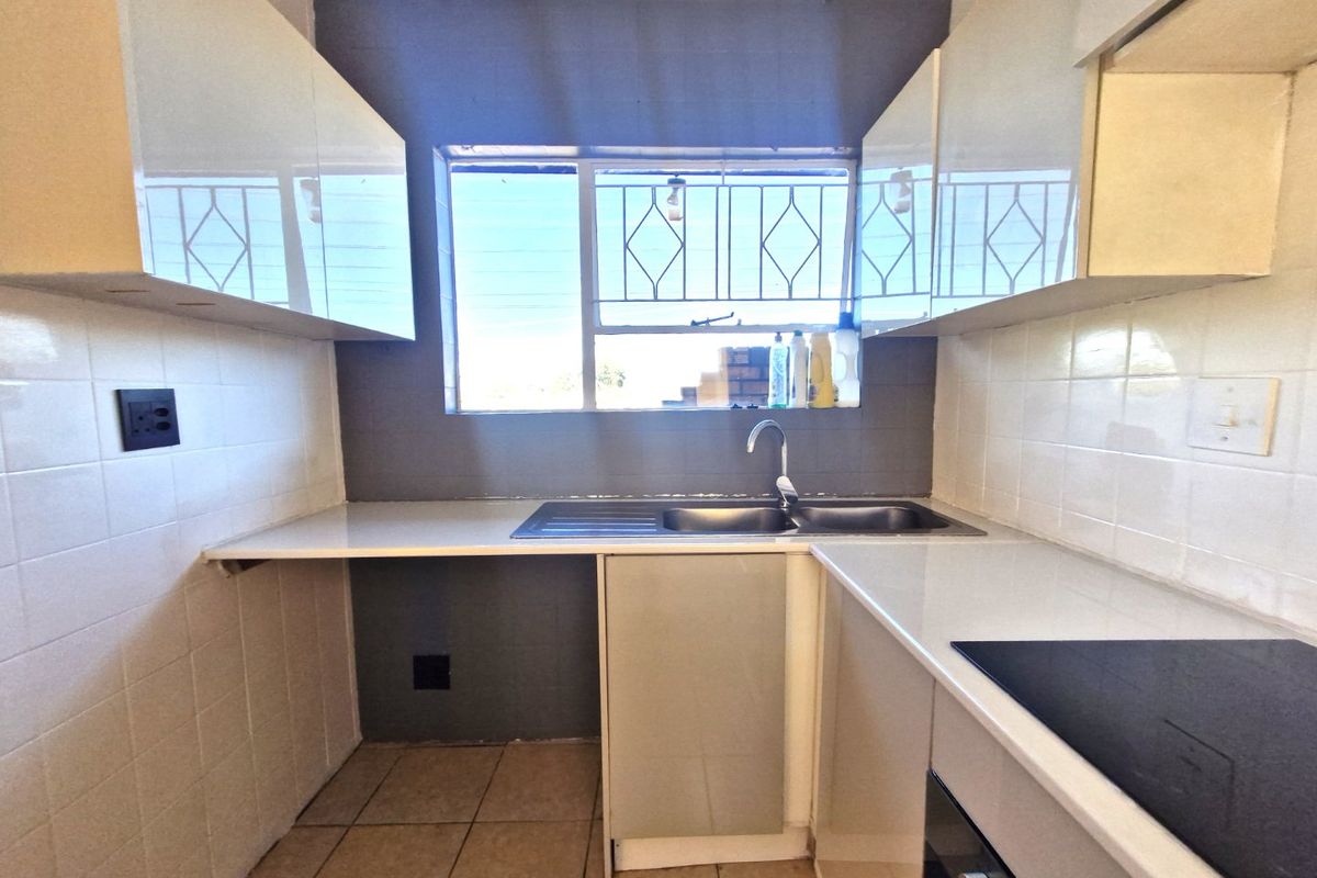 Nice North Facing Upstairs Townhouse 2 Bedrooms 1 Bathroom   Balcony  1 Carport - Photo 2