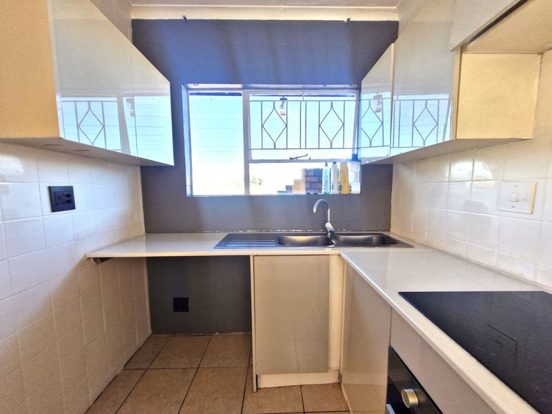 Nice North Facing Upstairs Townhouse 2 Bedrooms 1 Bathroom   Balcony  1 Carport - Photo 2