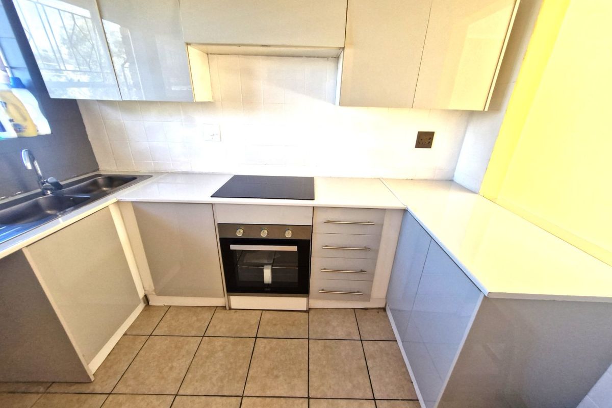 Nice North Facing Upstairs Townhouse 2 Bedrooms 1 Bathroom   Balcony  1 Carport - Photo 4