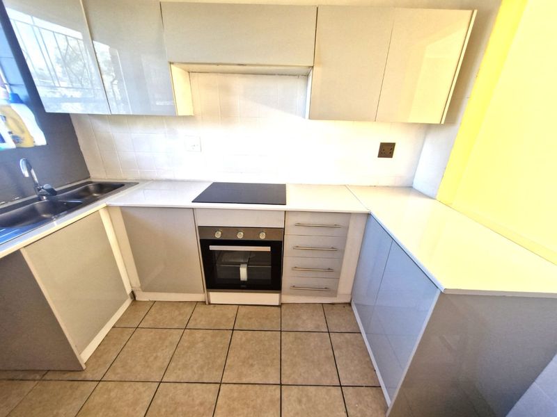 Nice North Facing Upstairs Townhouse 2 Bedrooms 1 Bathroom   Balcony  1 Carport - Photo 4