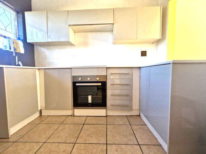Nice North Facing Upstairs Townhouse 2 Bedrooms 1 Bathroom   Balcony  1 Carport - Photo 1