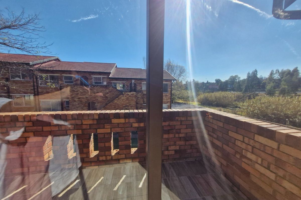 Nice North Facing Upstairs Townhouse 2 Bedrooms 1 Bathroom   Balcony  1 Carport - Photo 5