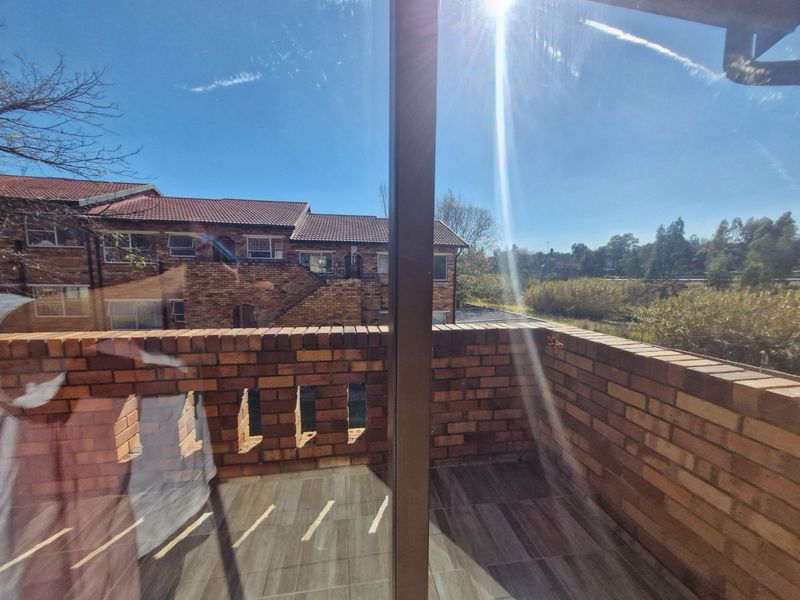 Nice North Facing Upstairs Townhouse 2 Bedrooms 1 Bathroom   Balcony  1 Carport - Photo 5