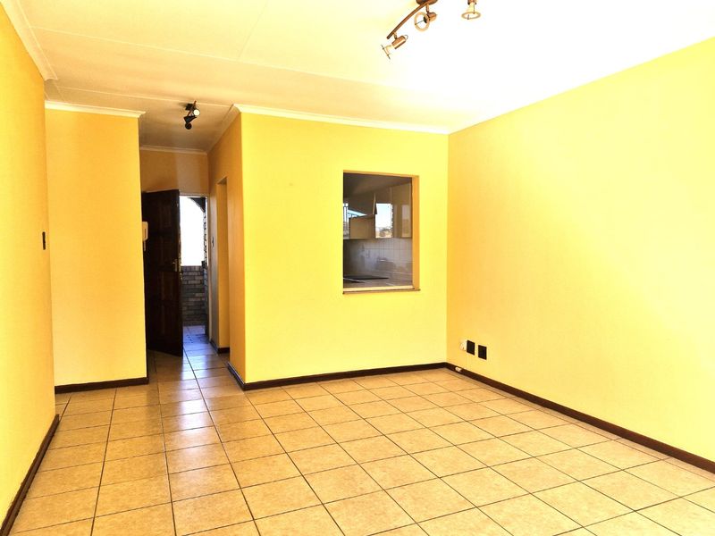 Nice North Facing Upstairs Townhouse 2 Bedrooms 1 Bathroom   Balcony  1 Carport - Photo 8