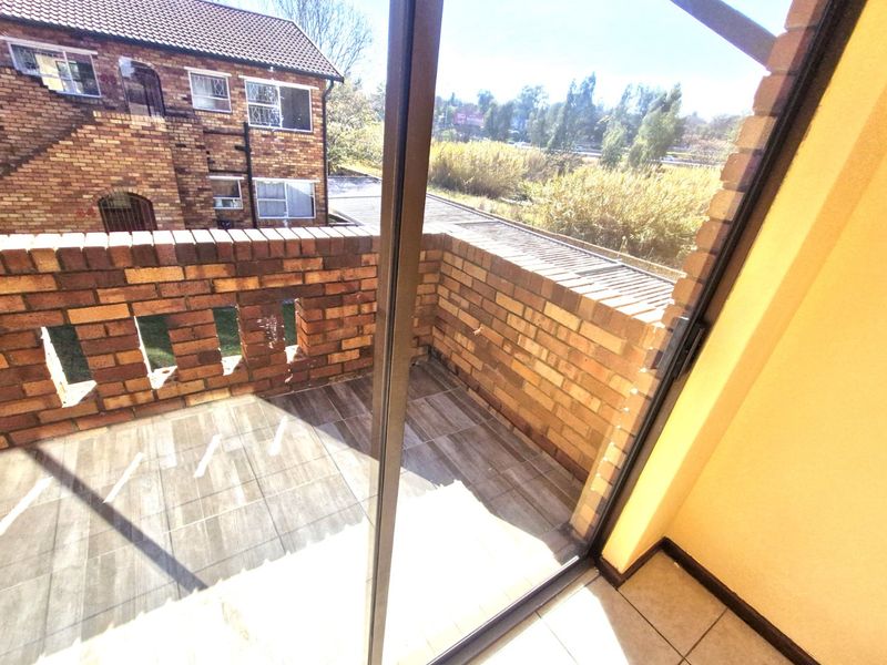 Nice North Facing Upstairs Townhouse 2 Bedrooms 1 Bathroom   Balcony  1 Carport - Photo 7