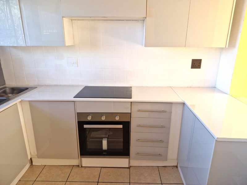 Nice North Facing Upstairs Townhouse 2 Bedrooms 1 Bathroom   Balcony  1 Carport - Photo 6