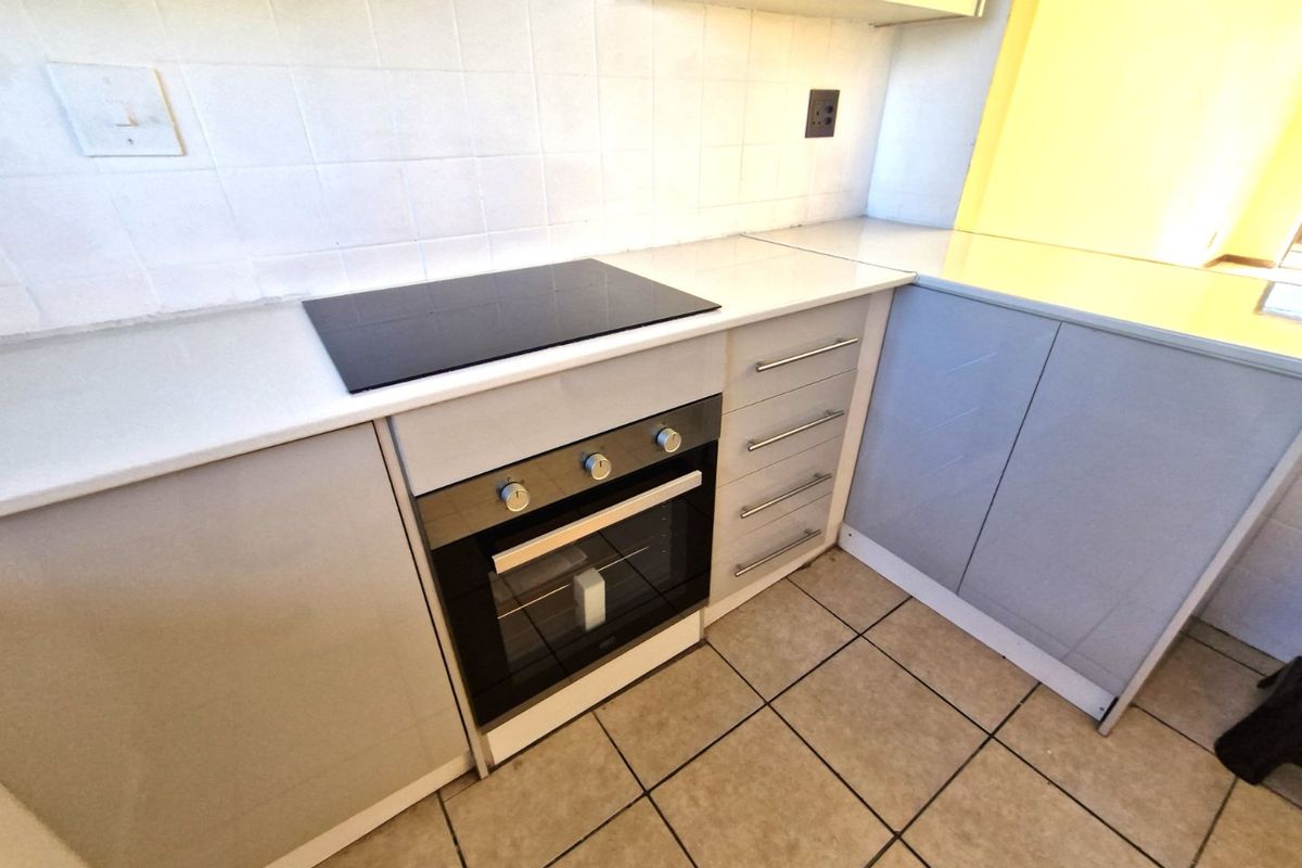 Nice North Facing Upstairs Townhouse 2 Bedrooms 1 Bathroom   Balcony  1 Carport - Photo 3