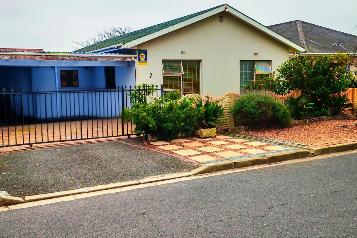 Spacious Family Home with Pool, Borehole and Granny Flat - Photo 2